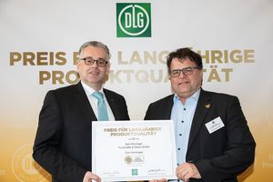 DLG-Vizepräsident Dr. Diedrich Harms (links) überreicht den „Preis für langjährige Produktqualität“ an Hans-Jürgen Freund von der Bad Hönninger Fruchtsäfte & Weine GmbH.